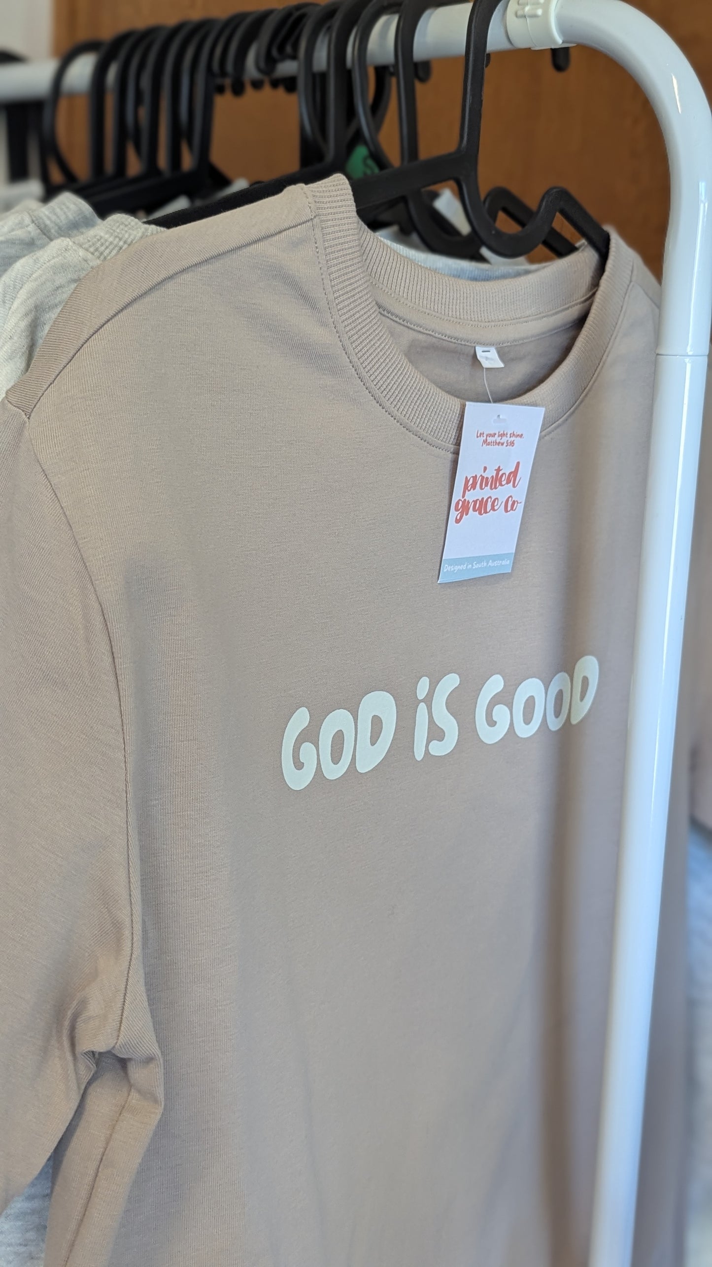 Taupe | God is good | Women's T-shirt