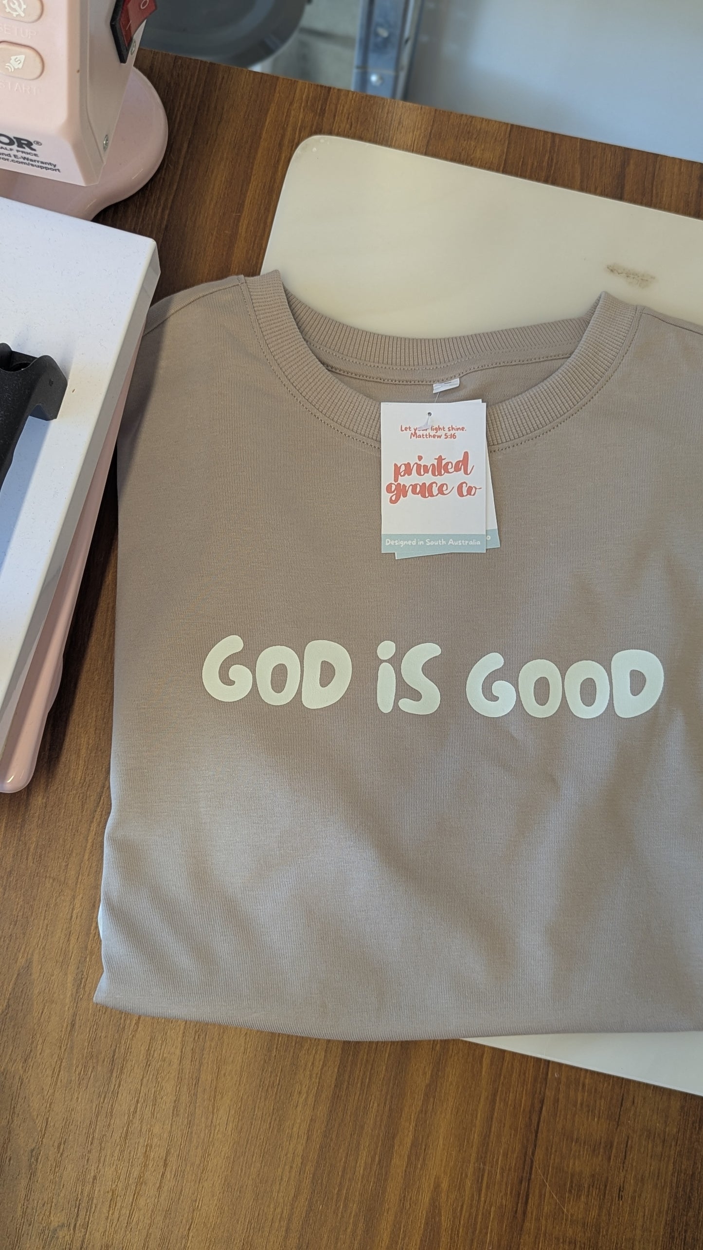 Taupe | God is good | Women's T-shirt