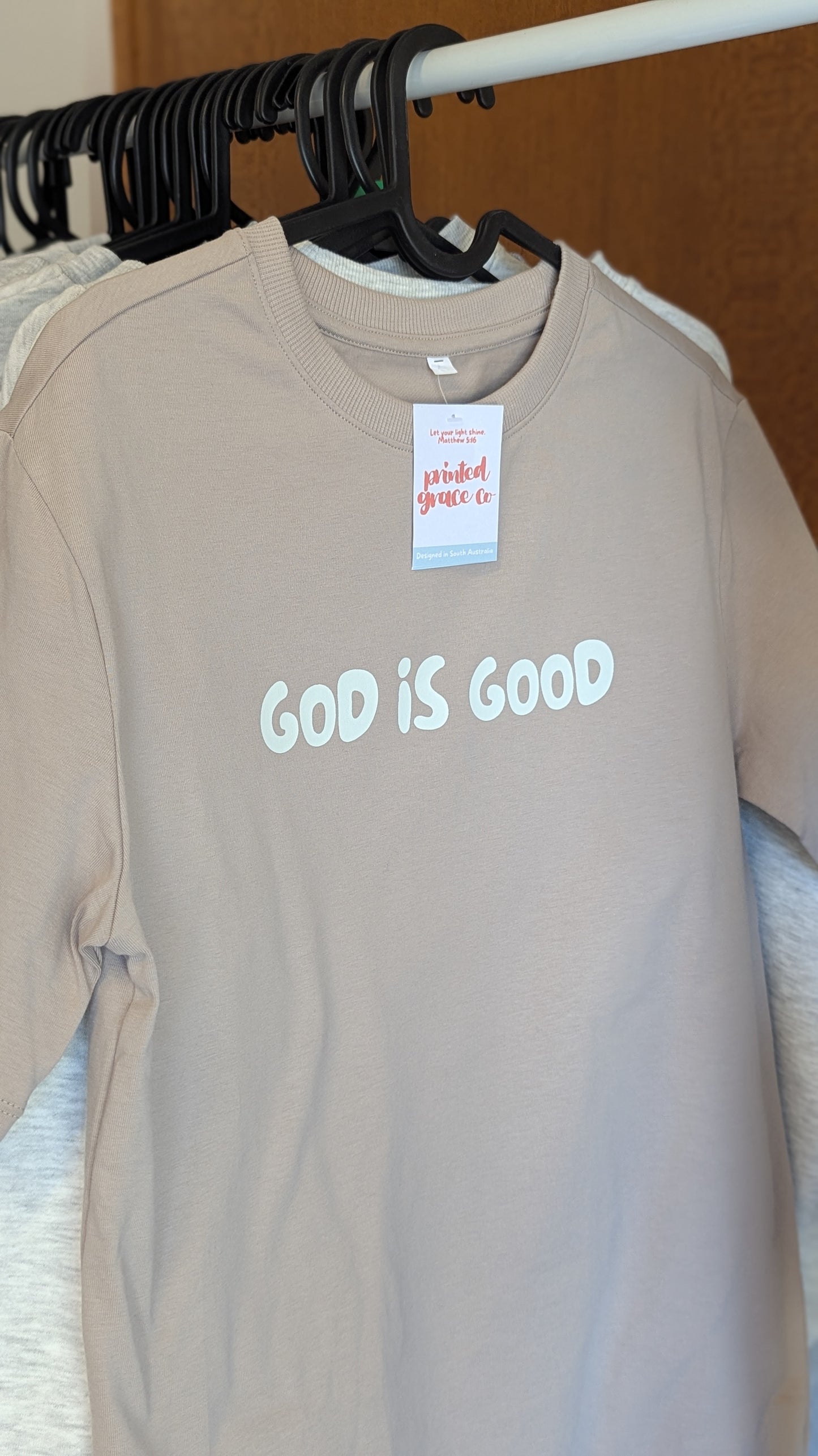 Taupe | God is good | Women's T-shirt